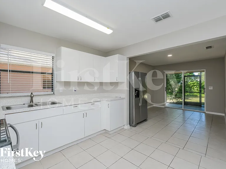 906 Hart St — Photo 6