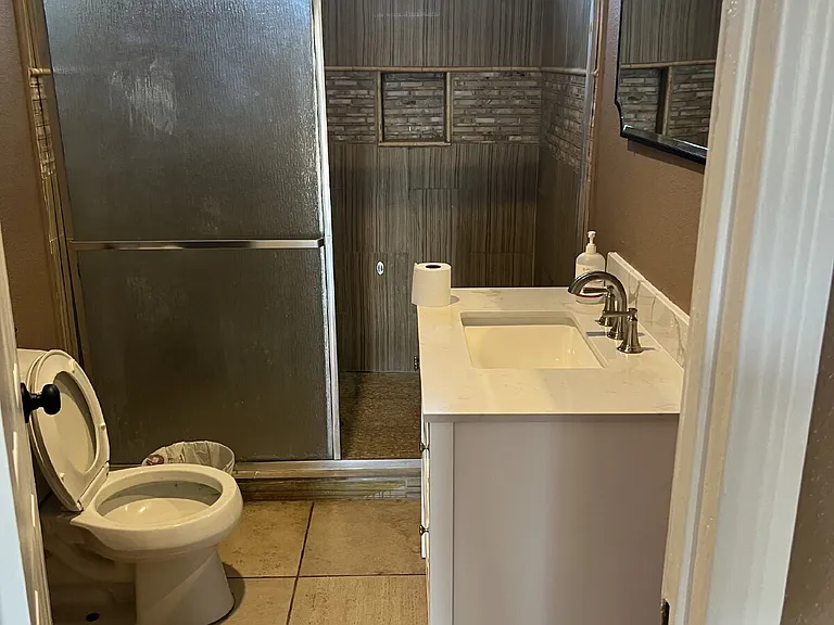 943 W C St — Photo 5