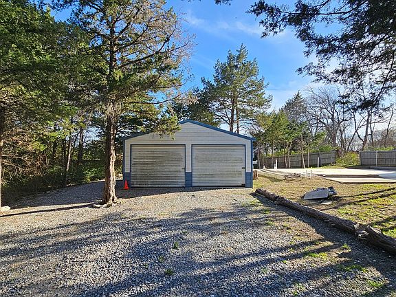 3rd image of 304 Willow Dr