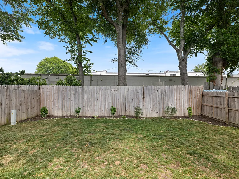 5316 Glenville Cir — Photo 32