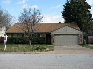 1012 S Riverside Dr, Grapevine, TX 76051