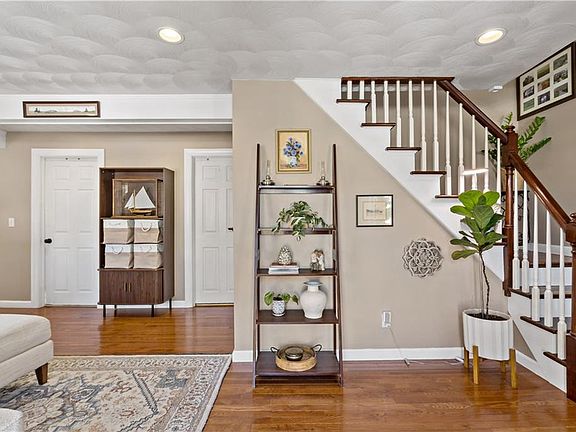 3rd image of 10 Cosett Rd