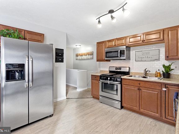 5th image of 664 Colonial Dr