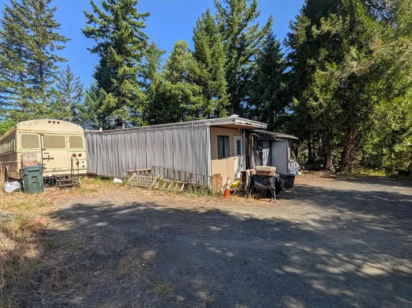 900 Old Cabin Dr, Glide, OR 97443