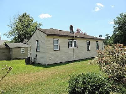 3rd image of 616 Cardwell St