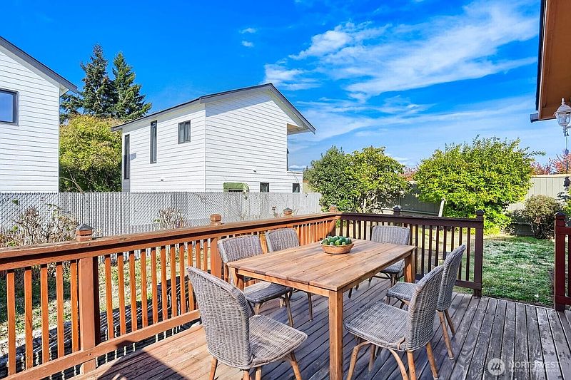 3rd image of 910 NE 113th Street