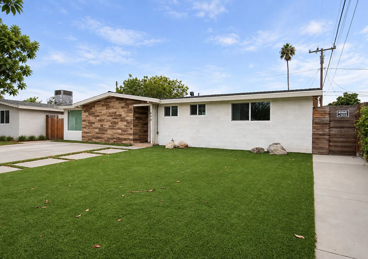 Prime Costa Mesa Location — Photo 3