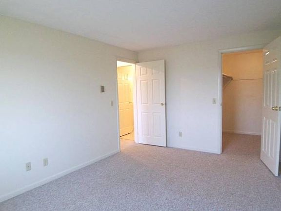 Bedroom w/ 7'x6' Closet