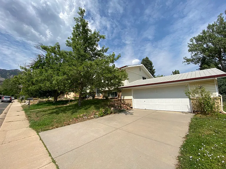 675 Ithaca Dr — Photo 1
