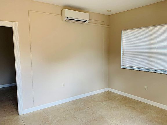 5th image of 1980 NE 38th St APT 3
