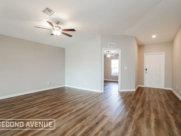 230 E Malden Ave S — Photo 3