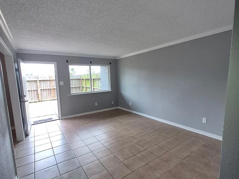 738 Coolwood Dr #B — Photo 2