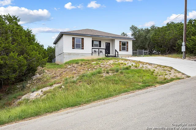 3 bed, 2.0 bath, 1240 sqft, $1,650 — Photo 2