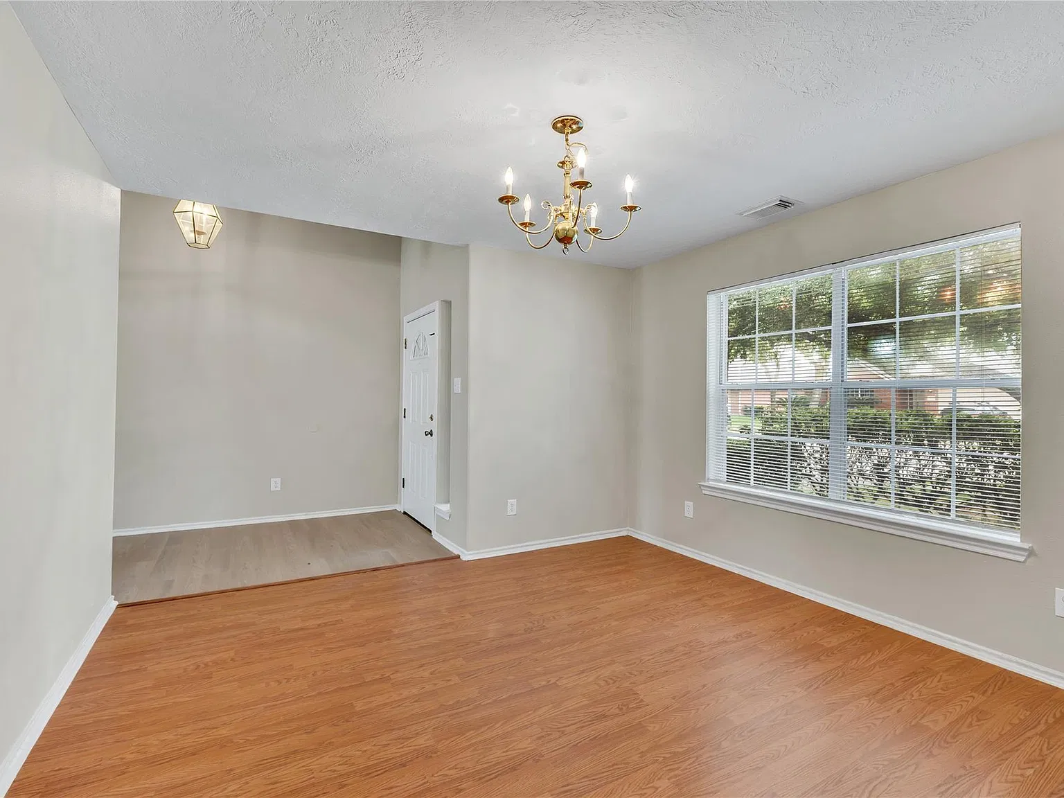 3 bed, 2.0 bath, 1886 sqft, $2,300 — Photo 4