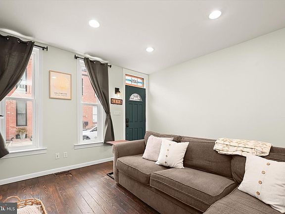 5th image of 405 E Clement St