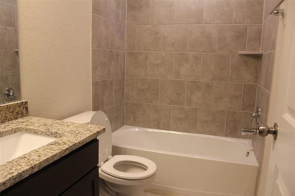 3 bed, 2.0 bath, 1763 sqft, $2,300 — Photo 4
