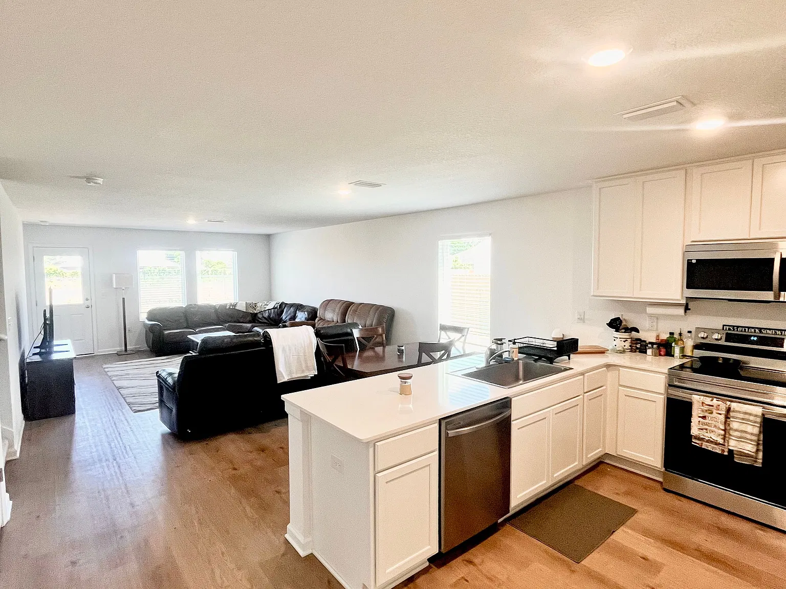 4 bed, 3.0 bath, 1891 sqft, $2,350 — Photo 3
