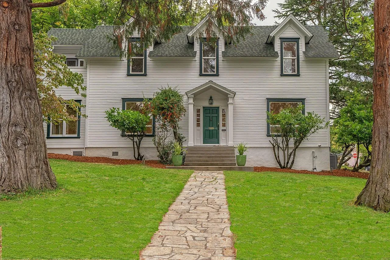 105 Nob Hill St photo 1