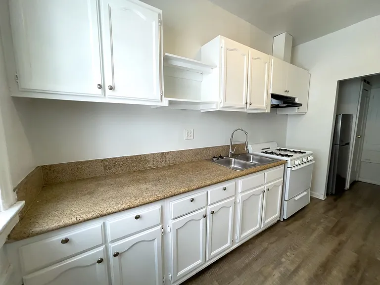 258 S Kenmore Ave — Photo 10