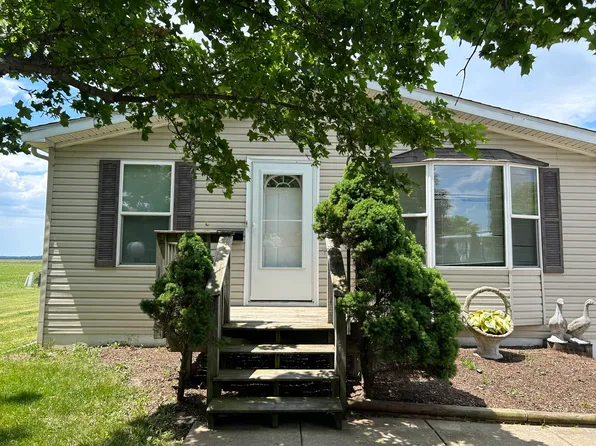 647 Bluebird Cir #A, Sandwich, IL 60548