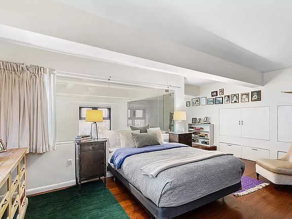 3rd image of 135 W 70th St APT 6G