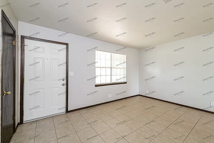 3 bed, 1.0 bath, 1050 sqft, $1,295 — Photo 3