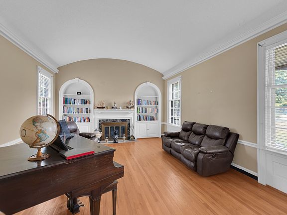 5th image of 110 Porter St S