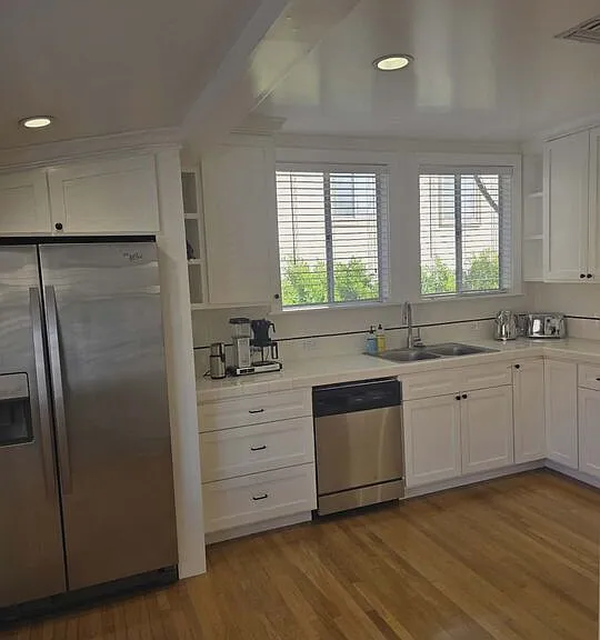 2122 N Hillhurst Ave — Photo 3