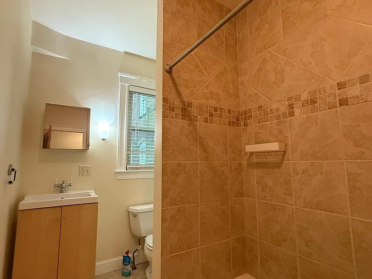 10 Giles Park — Photo 6