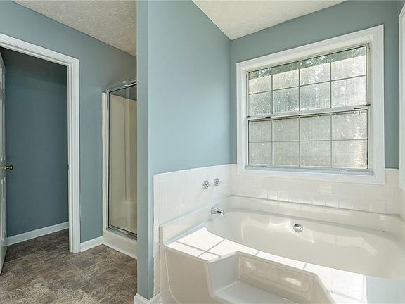5th image of 290 Paris Dr