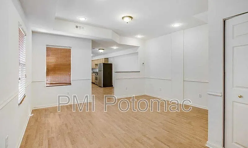 3 bed, 1.5 bath, 1383 sqft, $3,699 — Photo 3