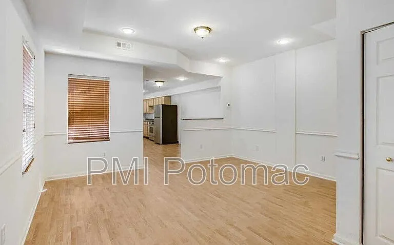 729 10th St NE — Photo 3