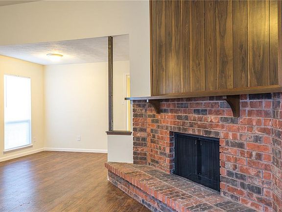 3rd image of 804 Cambridge Dr