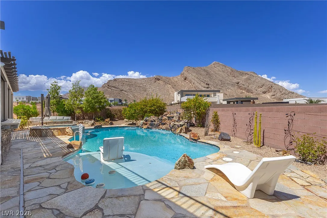 4 bed, 3.0 bath, 3219 sqft, $5,923 — Photo 2