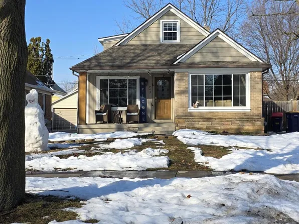 949 Lake Michigan Dr NW, Grand Rapids, MI 49504