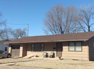 418 W 2nd St, Halstead, KS 67056