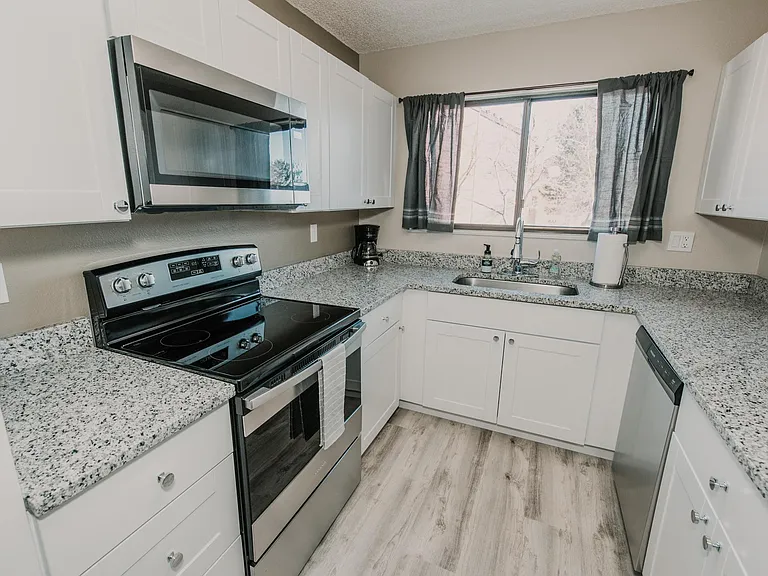433 Wright St #204 — Photo 1