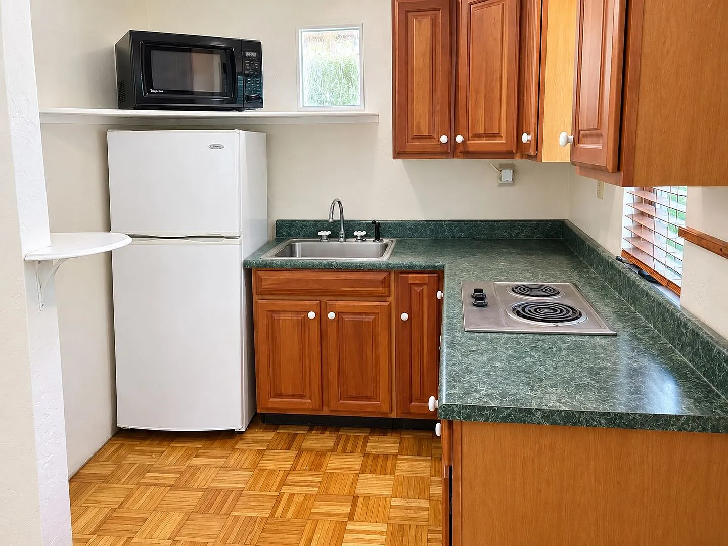 Charming 2 Bed, 1 Bath Carriage House in Historic Golfview — Photo 4