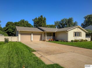 9632 Louis Dr, Omaha, NE 68114