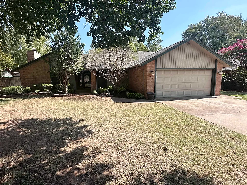 804 Lakeside Cir
