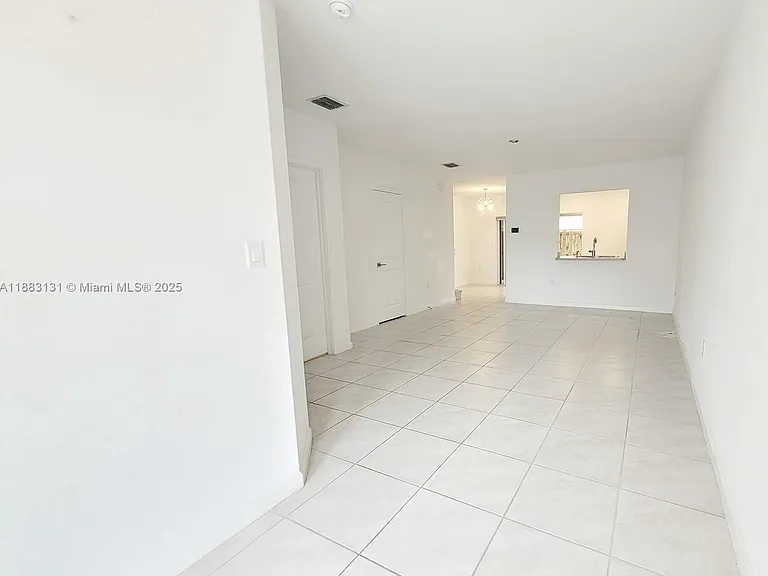 541 NE 4th Ln — Photo 2