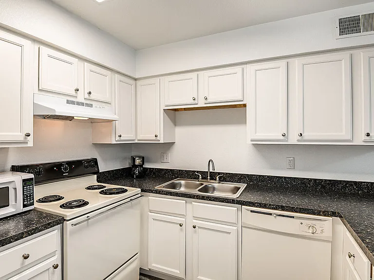 Woodlake Villas — Photo 22