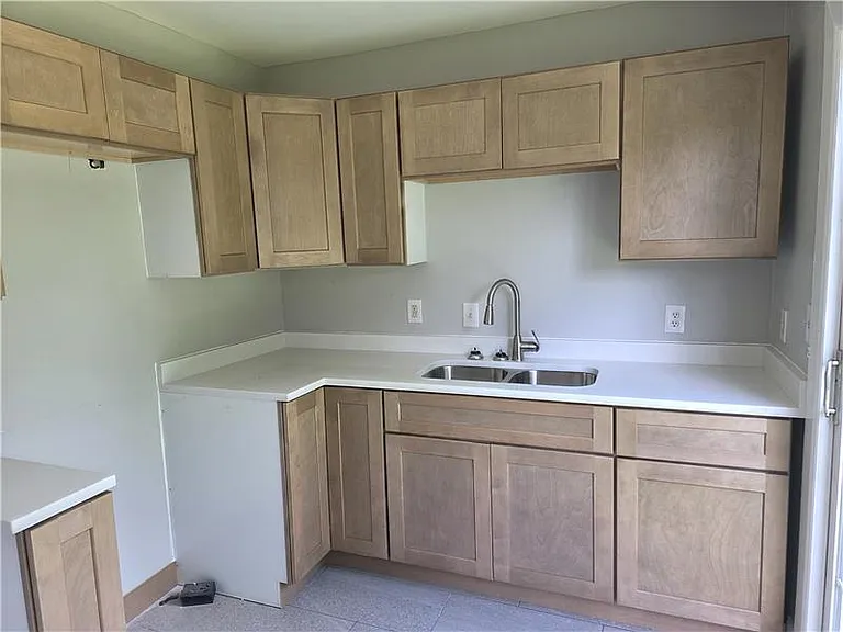 772 S Ogden Ave — Photo 2