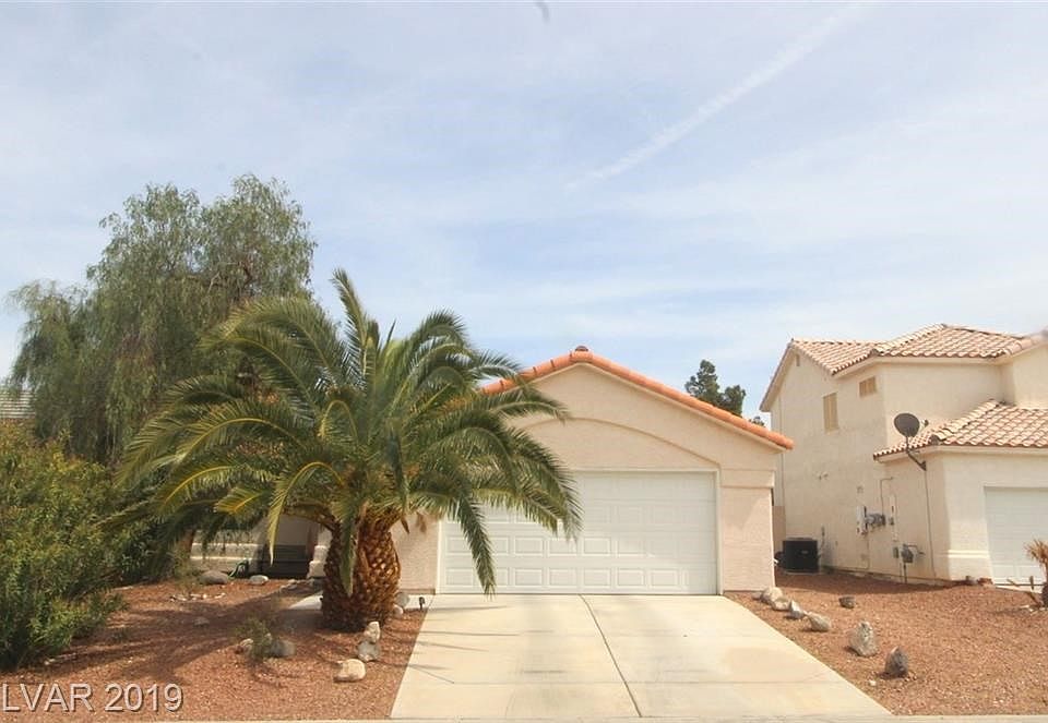Centrally located Silverado Ranch home close to shopping and restaurants...