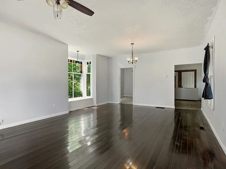 1821 Benjamin St — Photo 3