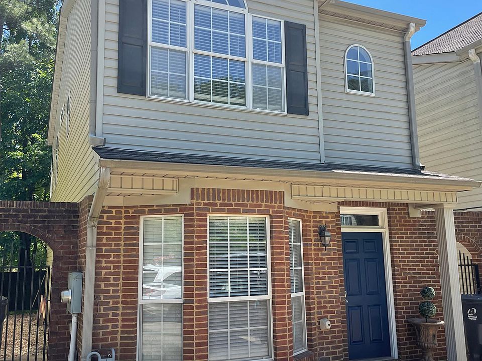 FULLY DETACHED TOWNHOME. FREE STANDING.