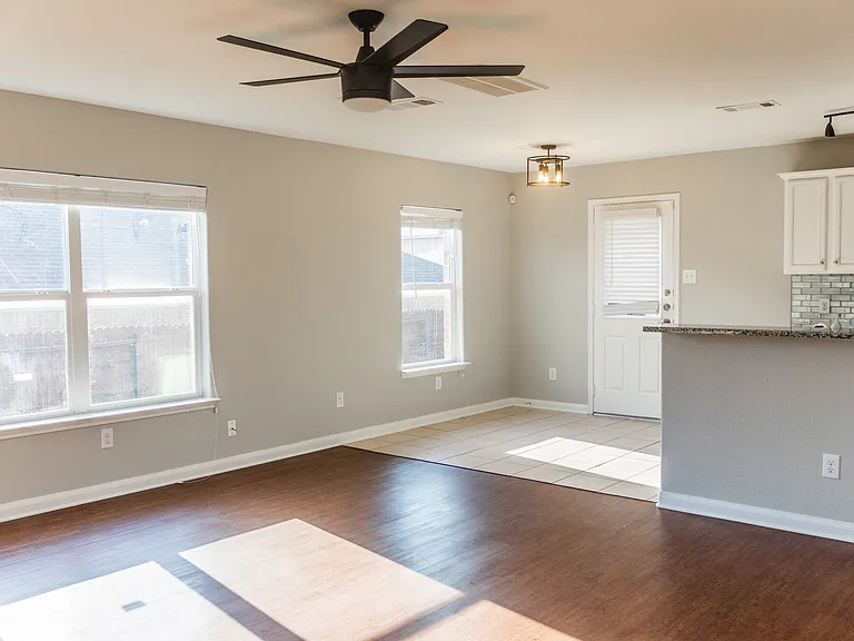 110 Outfitters Ct — Photo 2