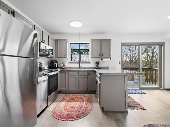 410 Clarke Dr APT B, Dubuque, IA 52001