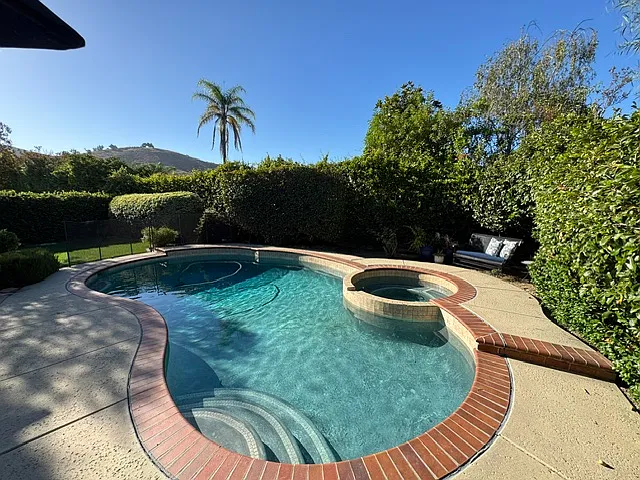 5 bed, 2.5 bath, 2347 sqft, $6,000 — Photo 2