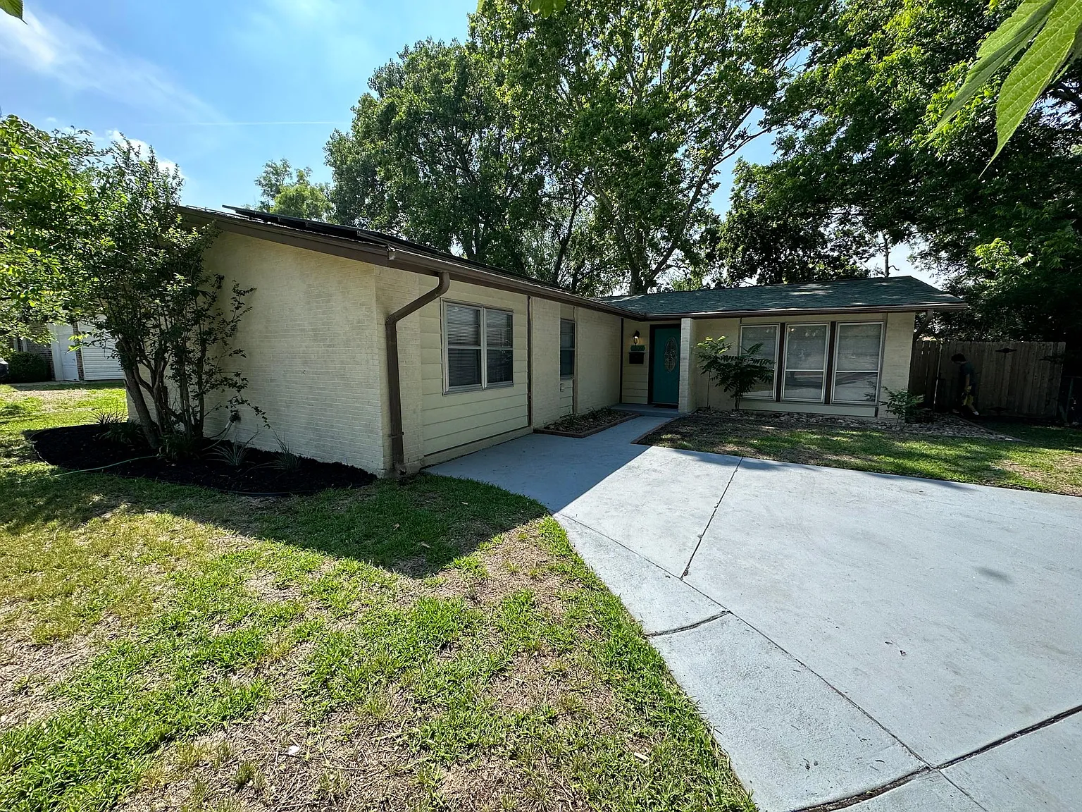 5 bed, 2090 sqft, $2,000 — Photo 4
